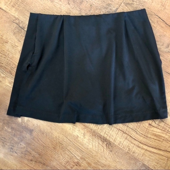 Wilson black skort  with slits on the sides.  Size Small - Picture 4 of 9